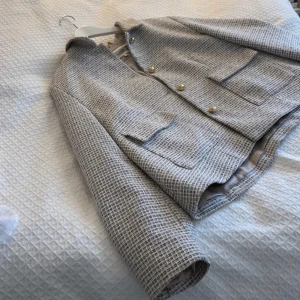 Fin tweedjacka med guldknappar  - Storlek L