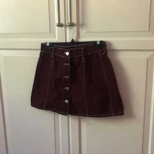 Vinröd jeans kjol - Vinröd jeans kjol perfekt till kanske i höst❤️