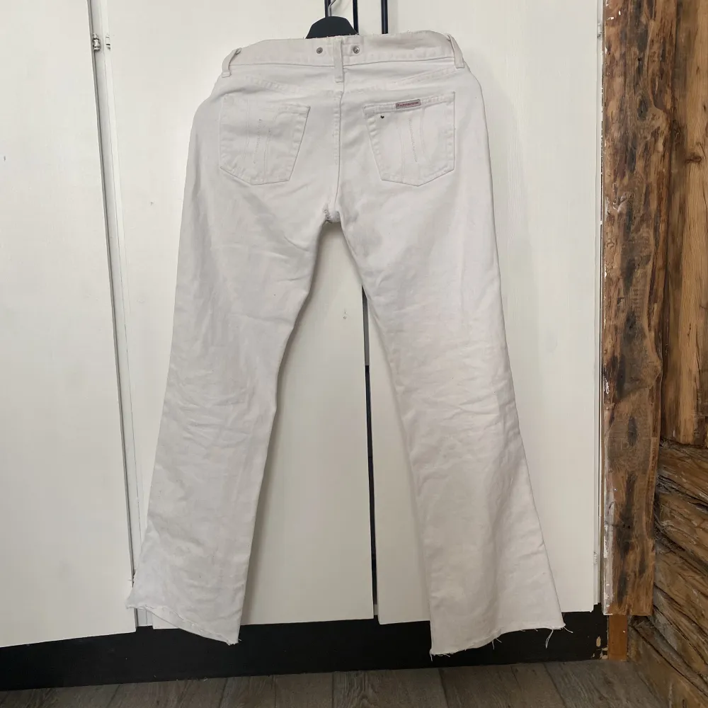 Dessa vita jeans är från 90-2000talet. De är klippta och har ett hål vid skrevet som jag sytt igen, det syns inte om man inte kollar just där. De är tyvärr för små för mig.. Jeans & Byxor.