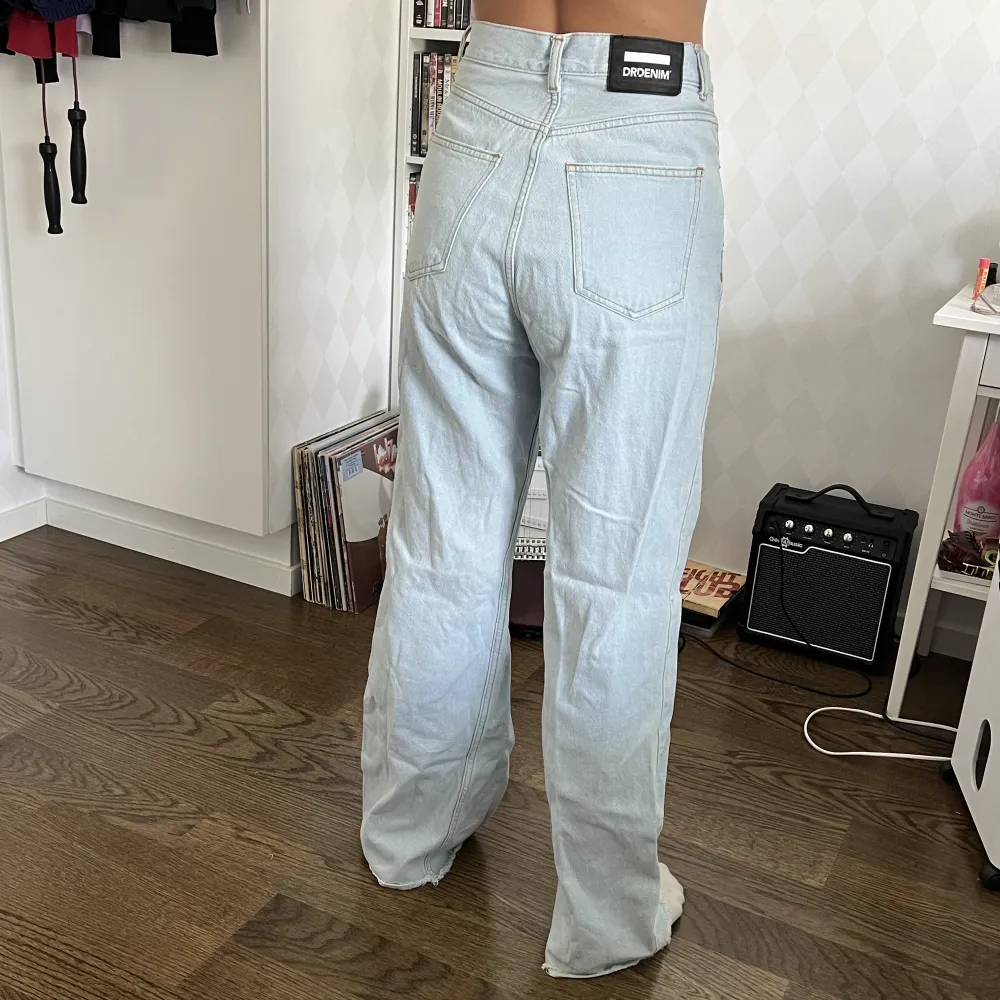 Högmidjade vida Dr.Denim jeans. Midjemått: 74 cm. Innerbenslängd: 80 cm. Den har några ljusa fläckar som jag kan skicka bild på, därav priset. Min vän på bilderna är 161 cm 🖤 Skriv privat för mer bilder! . Jeans & Byxor.