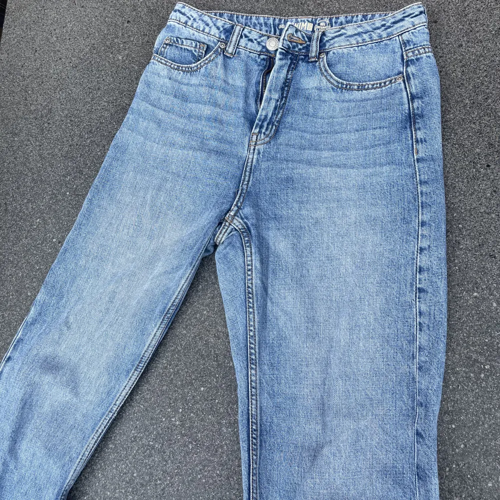Ett par vanliga ljusblåa jeans, de är midwaist och vida i modellen, men de är raka hela vägen ned! Supersnygga simpla byxor som går att matcha med allt, men de är dessvärre för små för mig!. Jeans & Byxor.