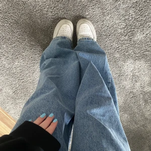 baggy jenas - baggy jeans från bikbok köpta för 499. hittar ej på hemsidan. använda 2 gånger max. jag är 170 cm 🏄‍♀️⛱️ mid waist 🤍 inget fel på dem säljer för de inte är min stil