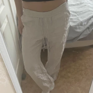 Linnebyxor! - Superfina beiga linnebyxor från esprit!💓 Jag har vikt upp dom så att dom blir Lågmidjade men man kan även ha dom mer högmidjat ifall man vill💓