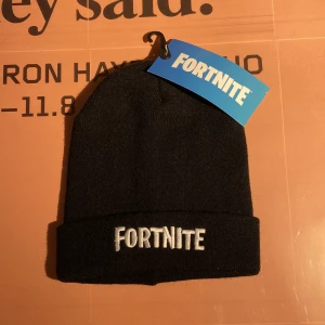 Oanvänd fortnitemössa i One-size - En oanvänd mössa med fortnitelogga i One-size storlek. 
