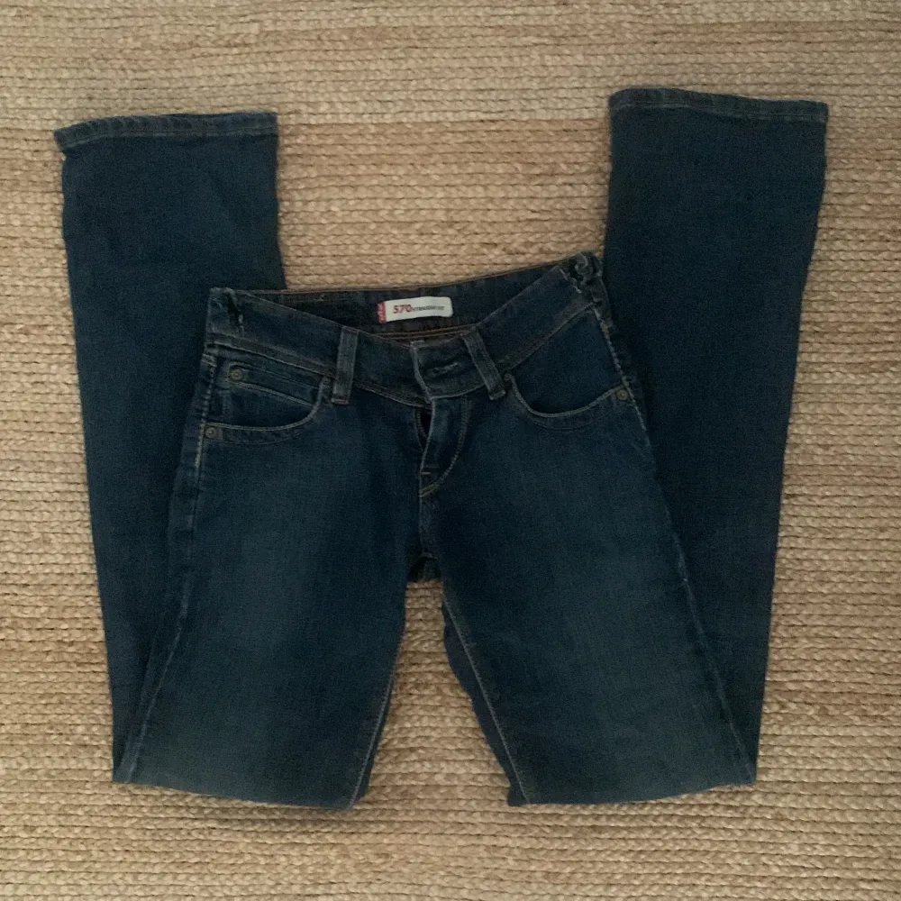 så fina lågmidjade jeans från levi’s. modellen är straight. lite slitna i midjan men annars i perfekt skick. skriv för mått ❤️. Jeans & Byxor.