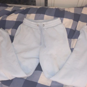 Mjukisbyxor monki - Baby blå mjukisbyxor från monki Smörerna är lite trasiga