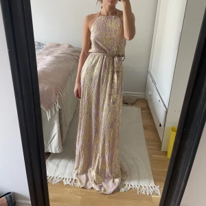 Klänning - Jättefin klänning som är köpt i Grekland, aldrig använd  nypris ca 2500kr