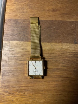 Carl edmond klocka  - Knappt använd (inga defekter eller slitningar), medkommer boxen till. Nypris 2600kr