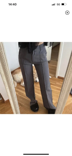 Madlady kostymbyxor  - Säljer nu mina så snygga kostymbyxor från madlady i storlek Waist S & längd 32! Långa i benen på mig som är 171 cm lång! Första två är lånade men sista är på mig där ni ser längden på byxan! Inga defekter ❤️nypris är 600 kr! stretchiga🤩