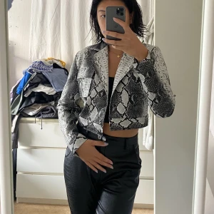 Ormläderjacka - Croppad ormläderjacka i toppenskick! Storlek 38 men funkar på en 36