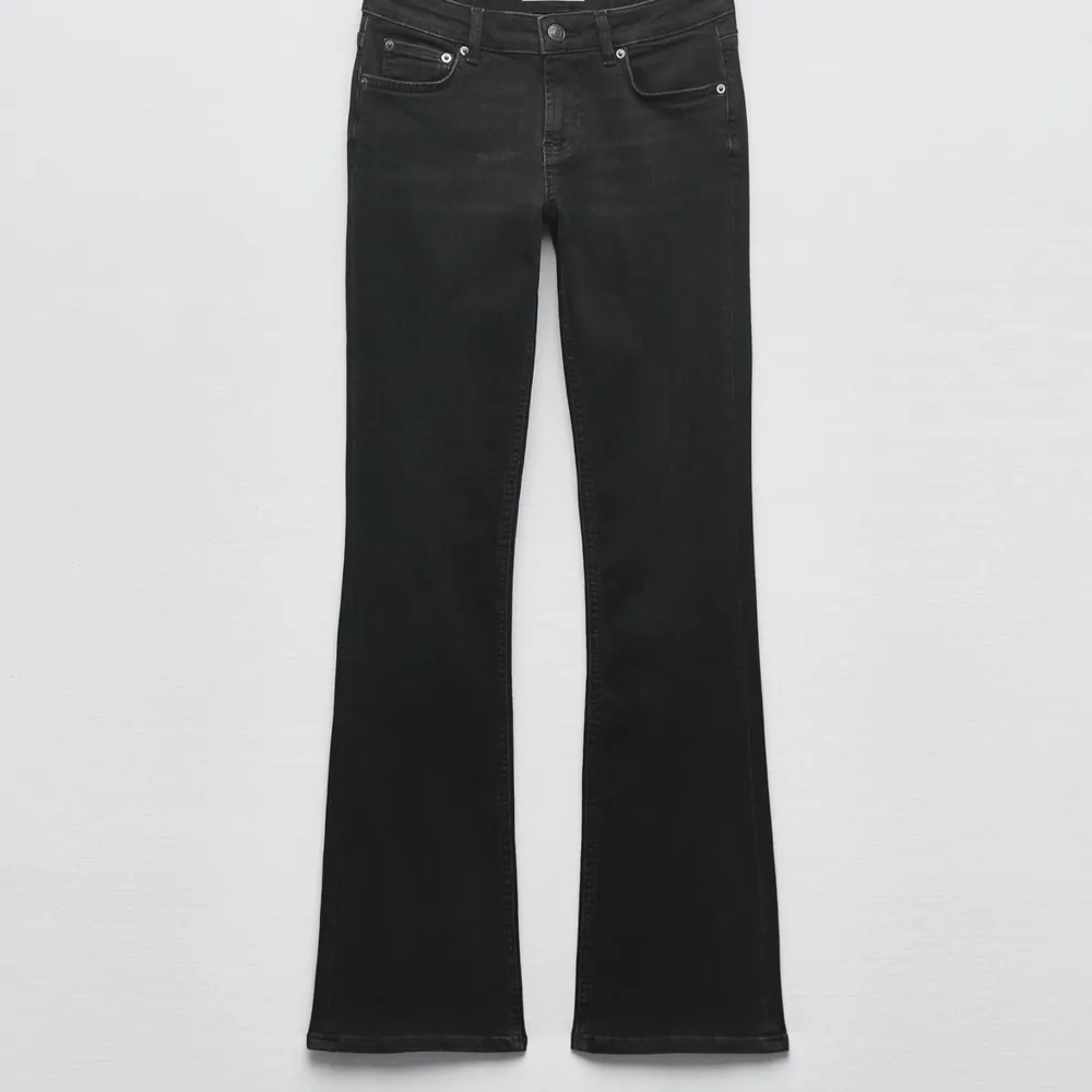 Ett par svarta / mörk gråa bootcut jeans från pull and bear, sitter som en smäck och liknar dessa från zara. Skriv till mig för bilder på jeansen 💋. Jeans & Byxor.