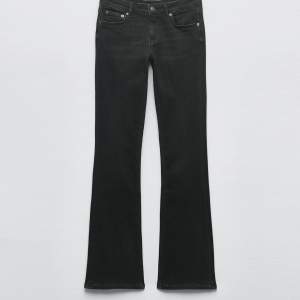 Ett par svarta / mörk gråa bootcut jeans från pull and bear, sitter som en smäck och liknar dessa från zara. Skriv till mig för bilder på jeansen 💋