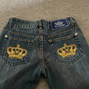 Jag säljer mina Victoria Beckham jeans pågrund av att dom är för stora. Byxorna är straight/bootcut. Mörkblåa. Väldigt bra skick! 🫶🏼