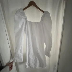 Klänning - Vit jättefin klänning från hm. Aldrig använd, lapparna kvar. 