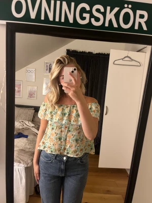 Blommig tröja - Jag säljer en skit gullig blommig tröja som är skit fin till sommaren, 