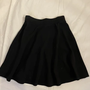 Kjol/topp - Svart kjol från shein som passar som både topp och kjol. Materialet är gjort av 97% polyester och 3% elastane. Jätteskön att ha på sommaren då den är för tung för att blåsa upp men tillräckligt tunn för att den inte ska bli varm. Inga defekter på plagget 