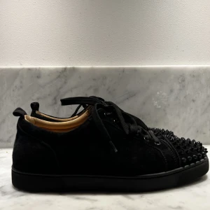 Christian Louboutin skor  - Tjena, säljer nu mina super fina Louboutin skor. Skorna har använts försiktigt och är i ett 9/10 skick. Det finns smått defekt på båda skorna framtill annars är de super fina. Endast skor medföljer. Nypris 9000kr! Hör av dig vid frågor eller funderingar ☺️