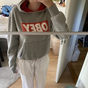 Obey hoodie  - En grå skön obey hoodie! 