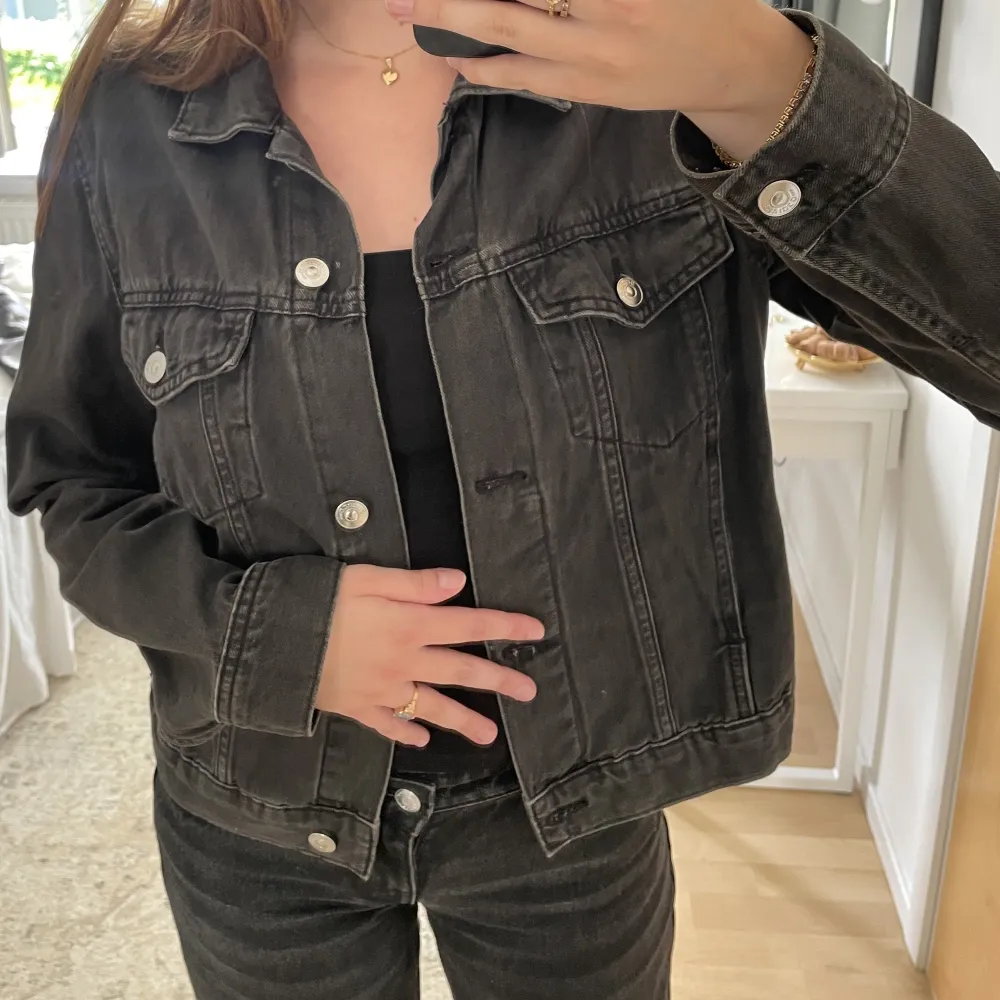 En grå jeans jacka med fickor (syns på bild 2) som är tunn och skön att ha på sommarkvällar!! Knappt använd. Storlek: 36 och köpt från H&M.💗. Jackor.