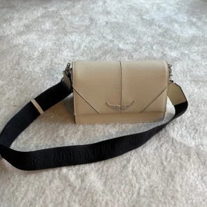 Vit Zadig väska - Denna väskan är helt ny/aldrig andvänd…Super fin och inte smutsig på något sett❤️en vanlig Zadig&voltaire väska 