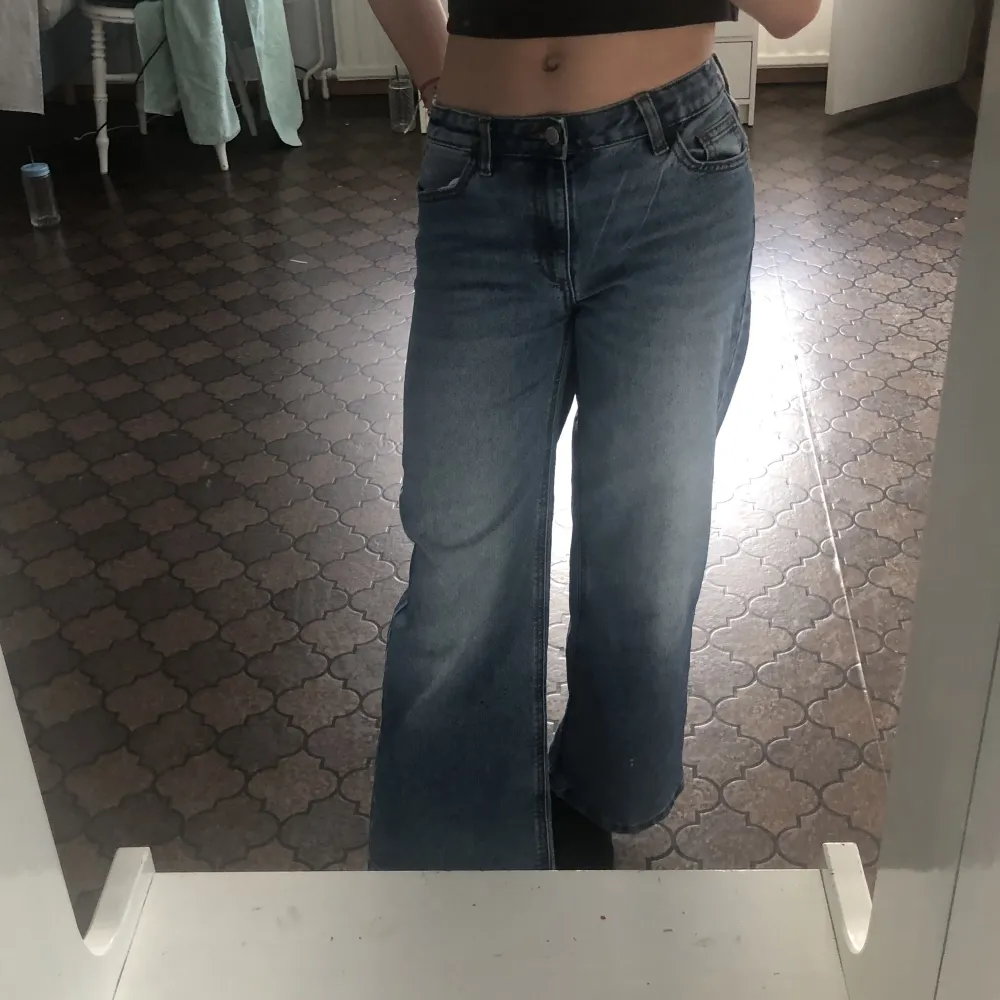 Säljer dessa otroligt snygga lådmidjade jeans, då jag tycker de är för korta på mig. Köpte från Cubus för ett år sen och är knappt använda. Superfint skick. 🥰. Jeans & Byxor.