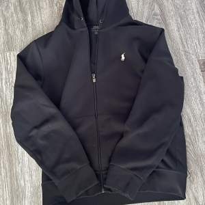 Säljer min polo zip hoodie för att den inte passar Längre. 