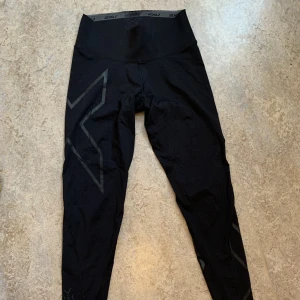 Kropps anpassade leggings😍 - Ett par HELT NYA! super fina och kropps anpassade leggings (säljer pga den sitter för liten på mig)