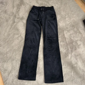 Juicybyxor - Säljer mina mörkblå juicy byxor dådom blivit för så för mig, dem är som helt nya och har inga fel, dem är nyligen köpta och har användits fåtal gånger