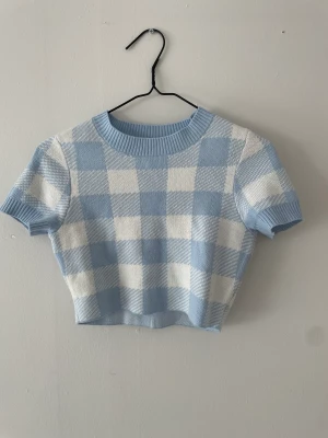 Blå-rutig pastel tshirt - Blå, rutig pastell tshirt i jättebra material, också mysig att ha på sommaren!