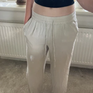 Beiga linnebyxor ⭐️ - Säljer mina beiga linnebyxor från Vero moda, då de har blivit för korta i benen. ☺️