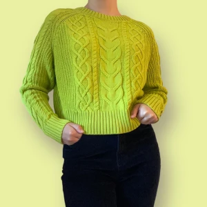 Grön stickad tröja  - Grön stickad tröja köpt från H&M ”DIVIDED” collection för många år sedan. Är i super bra skick! (50% Akryl, 50% Cotton)