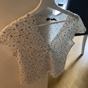 Sommartopp  - Blommig topp från Bohoo. 