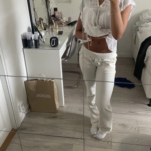 Vita Juciy couture byxor - Säljer pågrund av det ej används längre.