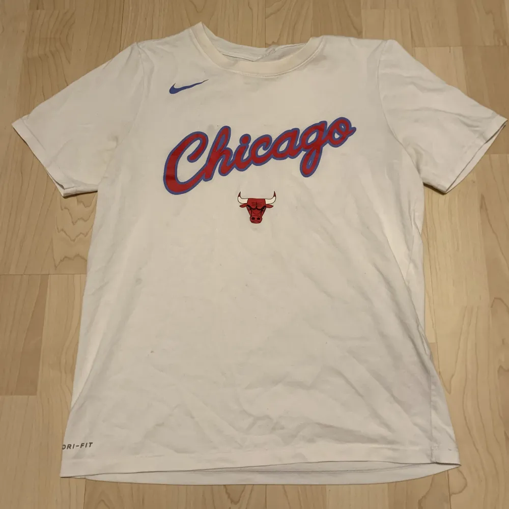 En Nike t-shirt med Chicago bulls tryck. Sitter som en storlek s. Är i bra skick, inga tecken på användning.. T-shirts.