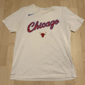 Nike t-shirt - En Nike t-shirt med Chicago bulls tryck. Sitter som en storlek s. Är i bra skick, inga tecken på användning.