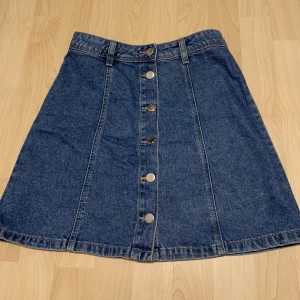 Jeanskjol - Jeanskjol perfekt till sommaren⭐️ Har inga tecken på användning. Säljer då den inte har kommit till användning💕