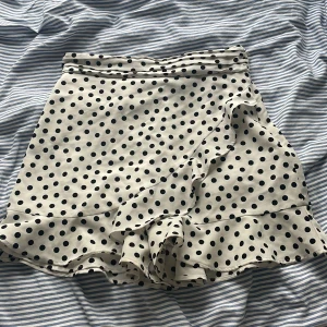 Kjol - Säljer en kjol från zara. Eller det är ett par shorts med en volang fram. Stl s. Köparen står för frakten💕
