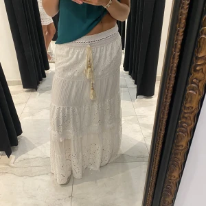 Vit långkjol - Lägger upp igen pga oseriös köpare!! Intressekoll på min fina lågmidjade långkjol i nyskick, storlek S. Jag är 170 och den sitter bra i längden för jämförelse. Hör av er om ni har några frågor 🥰💞 köparen står för frakten 