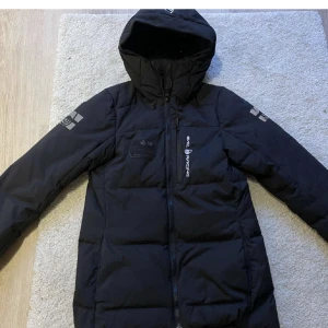 Sail racing jacka - Säljer min killes Sail racing jacka i strl S den är från i vintras och är i ett jättefint skick 