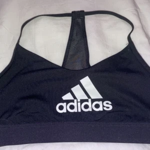 Sport bh storlek S - Sport-BH från adidas i helt nytt skick. Aldrig använt pga att den är för liten för mig tuvär. Köparen står för frakten.