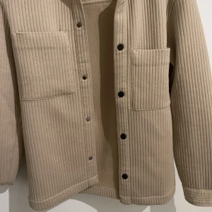 Overshirt  - Använd några gånger men är som ny. Lite nopprig men inget som syns. Storlek S. För män men kan även användas av kvinnor. Perfekt för sena sommarkvällar eller för början av höst. 