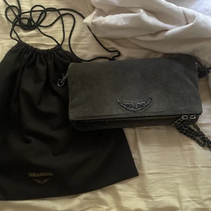 Zadig väska  - Intressekoll! Köpt på zadig butiken i sthlm förra sommaren, dustbag och tag tillkommer💕💕nypris ca 4000, öppen för byten!