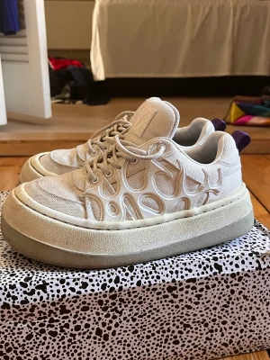 Eytys - Svinballa skor ifrån eytys💜 Använda en del, men tvättas kan dom göra! Så blir dom nog fräscha igen! En liten defekt på ena ”flärpen” på skon på insidan (se sista bild) men syns ej på utsidan. Nypris för dessa är 2200kr.  Mitt pris är 700 (kan diskuteras)