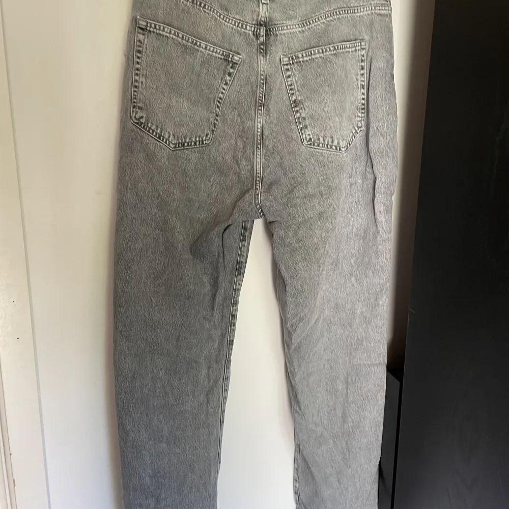 Straight gråa jeans . Jeans & Byxor.