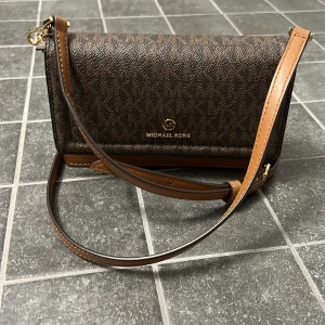 Michael Kors crossbody väska - Knappt använd, inget slitage