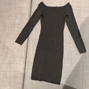 Svart klänning - Svart klänning från H&M. Använd ett fåtal gånger men i väldigt bra skick. Storlek XS.