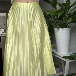Säljer en gul plisserad kjol som inte kommer till användning. Köpt på zara och är i storlek S. Säljs för 200kr+frakt