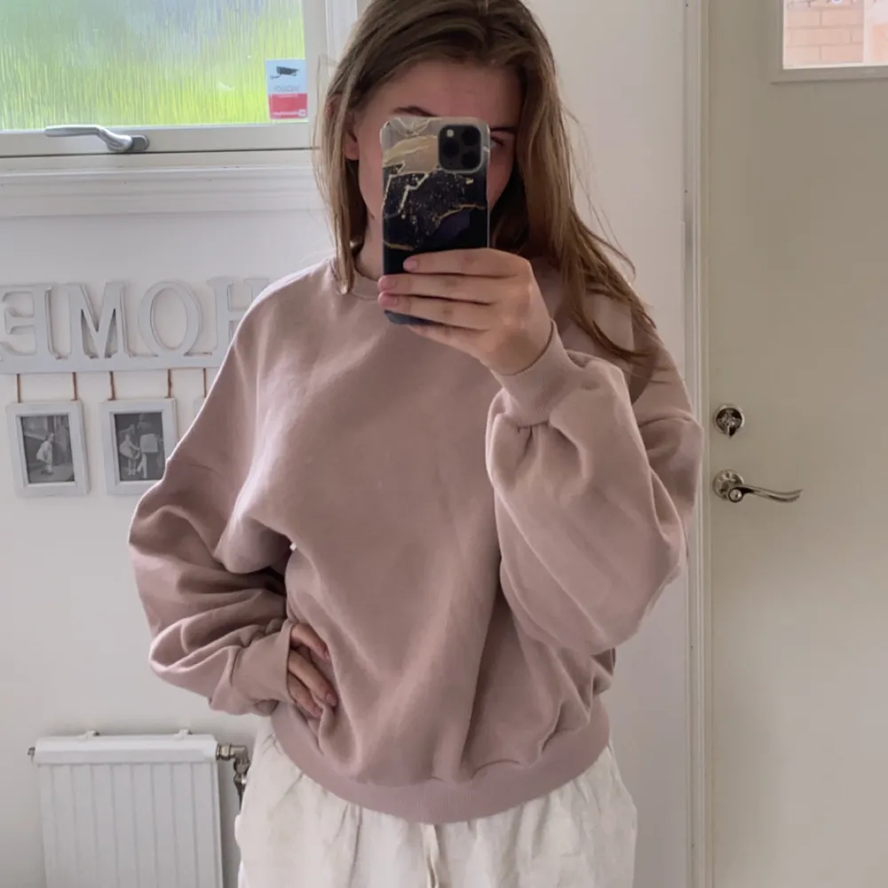 rosa sweatshirt från Nelly.com. använd då och då för några år sedan. säljer på grund av att jag inte använder längre. ordinarie pris är 400kr och jag säljer den för 150kr. pris kan diskutera. . Hoodies.