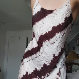 Miniklänning - Miniklänning från HM i bra skick. Storlek 40 men passar även 36 & 38. Ser ut att vara sne på bilden men den är rak där den slutar. Finns fler bilder<3 