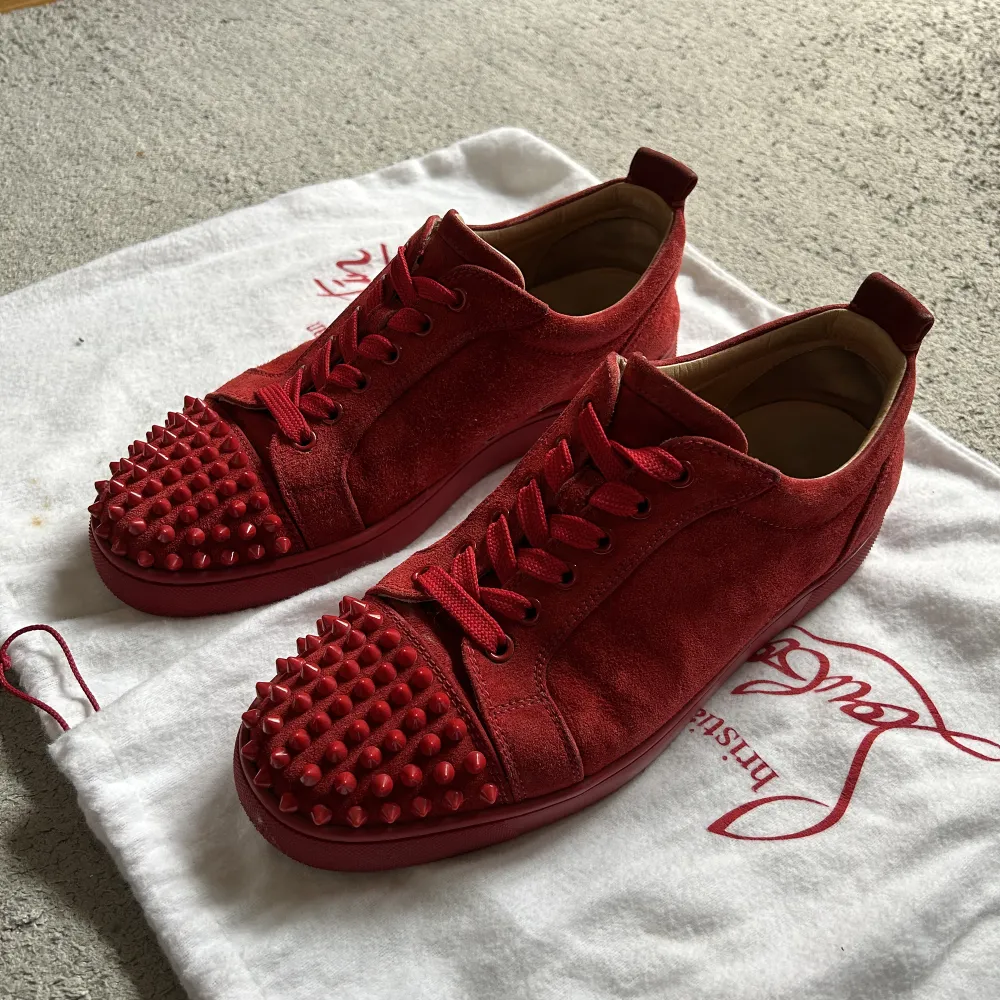 Säljer nu dessa röda Christian Louboutin. Skorna är jätteförsiktigt använda så det finns nästan inga täcken på användning (skick 9/10). Det som medföljer är dustbags (inte kvitto). Vid frågor och funderingar så skriv. Såklart äkta.. Skor.